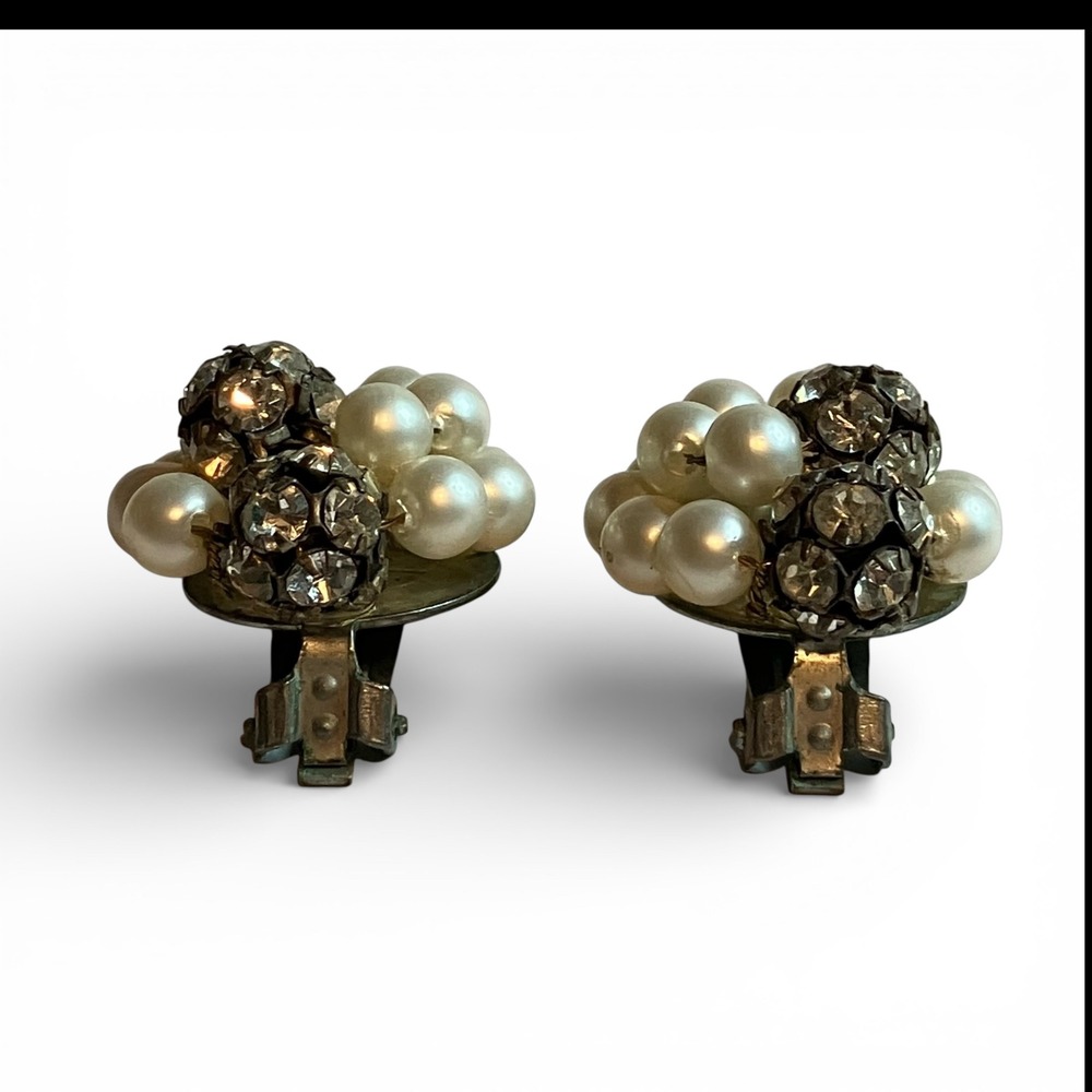 Vintage Faux Pearl and Rhinestone Cluster Clip On Earrings‎ Silver Tone Cream - Picture 4 of 7